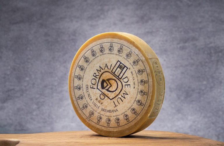 Formai de mut blu formaggio bergamasco